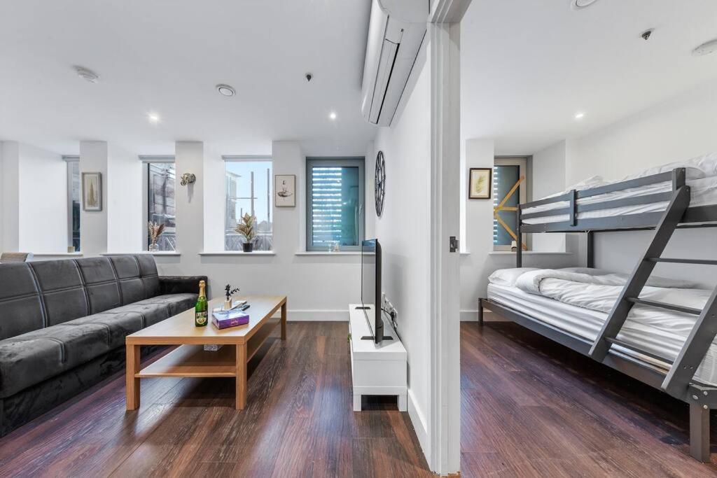 Sleep 7 20 Mins From London Waterloo Bp8 아파트 외부 사진